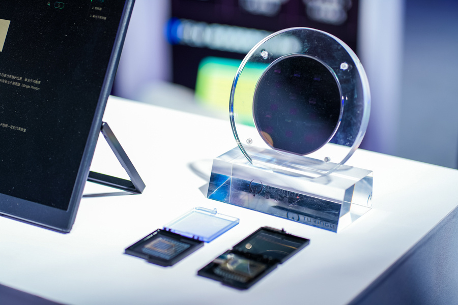 國產新一代光量子計算機首秀 算力媲美頂尖超算，大小僅如冰箱